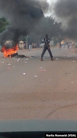 Les violences continuent dans les rues d'Abidjan, Côte d'Ivoire, le 30 octobre 2016. (VOA/Narita Namasté)