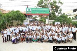 សមាជិក​គណបក្ស​ប្រជាធិបតេយ្យ​មូលដ្ឋាន​ ក្នុង​ពិធី​ជួបជុំ​មួយ​នៅ​ទីស្នាក់ការ​កណ្ដាល​គណបក្ស ​កាល​ពី​ឆ្នាំ២០១៧។ ​(រូបថត​ផ្ដល់​ឱ្យ)​