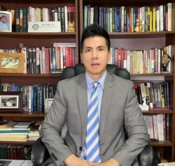 美国休士顿大学东亚政治学系副教授李坚强