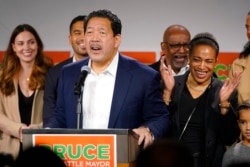 ARHIVA - Novoizabrani gradonačelnik Brus Harel obraća se pristalicama u Sijetlu, 2. novembra 2021.