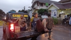 Warga terdampak erupsi Gunung Semeru dievakuasi di Desa Sumberwuluh, Kabupaten Lumajang, Provinsi Jawa Timur, 4 Desember 2021. (Foto: Antara/Muhammad Sidkin Ali via REUTERS)