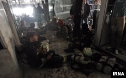 آتش نشانان در داخل ساختمان پلاسکو دقایقی پیش از فروریزی