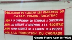 Banderole à la devanture du groupe CAJAF COMON dont la télé et la radio ont été fermé, à Cotonou, au Bénin, le 4 décembre 2016. (VOA/Ginette Fleure Adande)