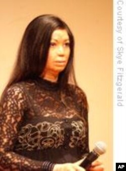 នាងតាត ម៉ារីណា អតីត​តារា​សម្តែងការ៉ាអូខេ ដែល​បាន​រងគ្រោះ​ដោយ​ការវាយ​ប្រហារ​ទឹក​អាស៊ីដ។