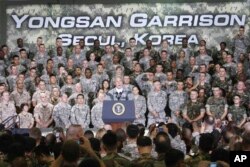 지난 2008년 8월 한국을 방문한 조지 W 부시 미국 대통령이 용산 미군 기지에서 연설하고 있다.