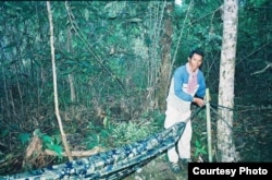 លោក ​ឈុត​ វុទ្ធី ​សម្រាក​ចង​អង្រឹង​ក្នុង​បេសក​កម្ម​មួយ​កាល​ពី​លោក​នៅ​រស់។ ​(រូប​ថត​ផ្ដល់​ដោយ​ក្រុម​គ្រួសារ)