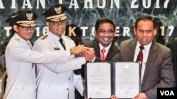 Serah terima jabatan (sertijab) yang dilakukan oleh Pelaksana Harian Gubernur (Plh) DKI Jakarta Saefullah kepada Gubernur dan Wakil Gubernur DKI Jakarta Anies Baswedan dan Sandiaga Uno di Balai Kota Jakarta Senin (16/10). (Fathiyah/VOA)