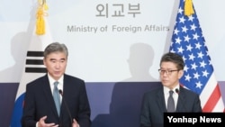 성김 미 국무부 대북정책 특별대표(왼쪽)와 김홍균 한반도평화교섭본부장이 지난 9월 서울 외교부에서 북한 5차 핵실험 대응과 관련해 공동 기자회견을 하고 있다.