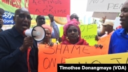 Bakari Tanja (à gauche) animant la manifestation des Mauritaniens à New York le 23 septembre 2016