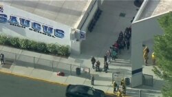 Pogled iz helikoptera na đake i osoblje koji izlaze iz srednje škole Sogus