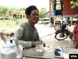 លោក ហួត ហាក់ អាយុ​៣៧​ឆ្នាំ ជា​ប្រជាពលរដ្ឋ​ម្នាក់ រស់នៅ​ក្នុង​ភូមិ​ចម្លង​គោ ឃុំ​ថ្ម​ស ស្រុក​បុទុម​សាគរ ខេត្តកោះកុង ព្រួយ​បារម្ភ​ការបណ្តេញ​ចេញ​នៅ​ពេល​ខាងមុខ ក្រោយ​ដឹងថា ក្រុមហ៊ុន​ចិន​កំពុង​សិក្សា​កន្លែង​លោក​រស់នៅ ដើម្បី​ស្ថាបនា​កំពង់ផែ​ទឹកជ្រៅ។ (ស៊ុន ណារិន/VOA)