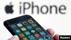 iPhone 7 produksi Apple (foto: ilustrasi). Badan intelijen pusat AS (CIA) diduga mengetahui kelemahan-kelemahan piranti lunak pada produksi Apple, Google, Microsoft dan perusahaan teknologi lainnya.
