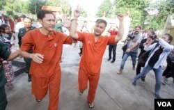 រូបឯកសារ៖ លោក នី សុខា (ឆ្វេង) និង​លោក ណៃ វង់ដា (ស្ដាំ) មន្រ្តី​ការពារ​សិទ្ធិ​មនុស្ស​សមាគម​អាដហុក​ ដែល​កំពុង​ជាប់ឃុំ​ពាក់ព័ន្ធនឹង​ករណី​រឿង​អាស្រូវ​ផ្លូវ​ភេទ​អនុ​ប្រធាន​គណបក្ស​សង្រ្គោះ​ជាតិ​លោក កឹម សុខា។