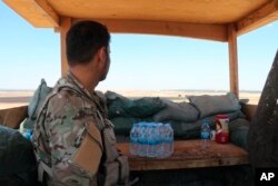 쿠르드 반군이 주도하는 시리아민주군(SDF) 소속 군인이 7일 미군 주둔기지로 사용됐던 장소에서 보초를 서고 있다.