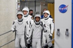 Dari kiri ke kanan: astronaut Tom Marshburn, Matthias Maurer, Raja Chari, dan Kayla Barron keluar dari gedung Operasi dan menuju Launch Pad 39-A, Rabu, 10 November 2021, di Kennedy Space Center di Cape Canaveral, Florida. (AP / John Raoux)