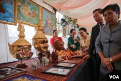 លោកស្រីភឿង សកុណា រដ្ឋមន្រ្តីក្រសួងវប្បធម៌ និងវិចិត្រសិល្បៈ មើលស្នាដៃសិល្បៈនៅក្នុងពិធីតាំងពិពណ៌ស្នាដៃសិល្បៈខ្មែរ និងការចែកពានរង្វាន់គំនូររឿងរាមកេរ្តិ៍ នៅថ្ងៃព្រហស្បតិ៍ ទី៣ ខែវិច្ឆិកា ឆ្នាំ២០១៦ រាជធានីភ្នំពេញ។