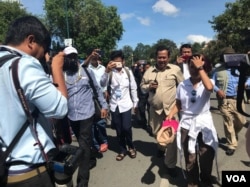 ឡេង ឡែន អតីតអ្នកសារព័ត៌មាននៃកាសែតឌឹខេមបូឌាដេលី ត្រូវបានប៉ូលិសមិនអនុញ្ញាតឲ្យចូលនៅក្នុងបរិវេណនៃតុលាការកំពូល និងមហាអយ្យការ នាព្រឹកថ្ងៃព្រហស្បតិ៍ ទី១៦ ខែវិច្ឆិកា ឆ្នាំ២០១៧។ (ខាន់ សុគុំមនោ/VOA)