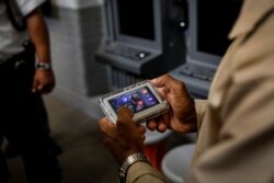 Napi Marvin Worthy menggunakan perangkat tablet JPay miliknya di dalam Penjara Negara Bagian East Jersey di Rahway, New Jersey, AS, 12 Juli 2018. Gambar diambil 12 Juli 2018. (REUTERS/Brendan McDermid)