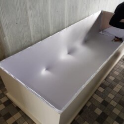 Peti jenazah dibuat dengan mengikuti standar bagi jenazah pasien COVID-19. (Foto: Ranky Safitri)