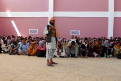 Kelompok militan Taliban berjaga-jaga di barat daya Kabul, Afghanistan. (Foto: AP)