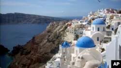 Desa Oia di Pulau Santorini, Yunani. Pulau Santorini di Yunani menawarkan kedai minuman di tepi laut, jalan setapak di tepi tebing, bebatuan vulkanik hitam, dan tentu saja, sinar matahari dan Laut Aegea. (Foto: AP)