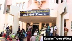 Grève devant le CHU Gabriel Touré à Bamako, le 27 juillet 2019. (VOA/Kassim Traoré)
