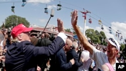 Bakal calon presiden dari Partai Republik Donald Trump menyapa pengunjung di Iowa State Fair di Des Moines, 15 Agustus 2015.
