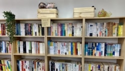 香港学生组织贤学思政在旺角设立的社区空间，被警方破门搜证前，设有二手书寄卖及漂书的空间 (美国之音汤惠芸)