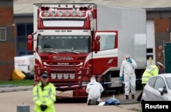 Polisi terlihat di lokasi di mana mayat-mayat ditemukan di sebuah wadah truk, di Grays, Essex, Inggris 23 Oktober 2019. (Foto: Reuters/Peter Nicholls)