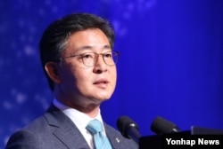 한국의 홍용표 통일부 장관이 30일 서울에서 열린 '한반도국제포럼 2015'에서 기조연설을 하고 있다.