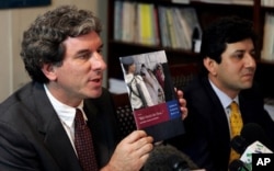 លោក​ Brad Adams នាយក​អង្គការ​ឃ្លាំ​មើល​សិទ្ធិមនុស្ស​ ប្រចាំ​អាស៊ី​ បាន​បញ្ជាក់​នៅ​ក្នុង​សេចក្តី​ថ្លែង​ការណ៍​ថា​ អសមត្ថភាព​និង​ នយោបាយ​ភាវូបនីយកម្ម​នៃ​តុលាការ​កម្ពុជា​ គឺ​បង្ហាញ​យ៉ាង​ច្បាស់​នៅ​ក្នុង​ករណី​នេះ​ដែល​សកម្មជន​សិទ្ធិ​មនុស្ស​ត្រូវ។