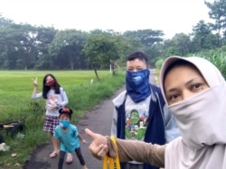 Fikha Lismasari bersama tiga buah hatinya. (Foto courtesy: pribadi)