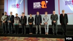 Menlu RI Retno LP Marsudi photo bersama dengan Duta Besar negara sahabat di Jakarta, Senin (8/4) (VOA/Ghita).