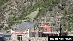 中国四川省阿坝藏区的藏族住宅上有五星红旗（美国之音张楠拍摄）