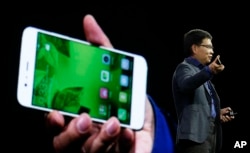 Chief executive officer of consumer devices division for Huawei Technologies Co. Richard Yu presents the new phone Huawei P10 Plus before the Mobile World Congress in Barcelona, Spain, Feb. 26, 2017.