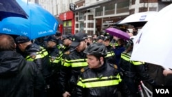 Security forces are needed at every public appearance of far-right leader Geert Wilders who has been living under 24-hour security protection since 2004, in Breda, Netherlands, March 2017. (M. van der Wolf/VOA)