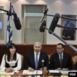 PM Israel Benjamin Netanyahu (tengah) dalam sidang kabinet mingguan mengecam perjanjian rekonsiliasi otorita Palestina dengan militan Hamas.