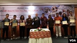 Dubes AS untuk Indonesia Joseph R. Donovan Jr, bersama perwakilan dari Kemenko Maritim, dan KLHK, serta dengan enam LSM Penerima Dana Hibah, di Jakarta, Rabu (27/3) (VOA/Ghita).