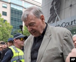 Kardinal George Pell (77 tahun), mantan penasihat senior Paus, keluar dari pengadilan Melbourna, Australia.
