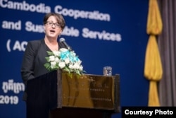 ឯកអគ្គរាជ​ទូត​អូស្រ្តាលី​ប្រចាំ​កម្ពុជា​ អ្នកស្រី​ Angela Corcoran ថ្លែងនៅក្នុងកម្មវិធីសម្ពោធ​ដាក់​ដំណើរការ​កម្មវិធី​សហប្រតិបត្តិការ​អូស្ត្រាលី-កម្ពុជា ដើម្បី​ការ​ផ្តល់​សេវា​ប្រកប​ដោយ​និរន្តរភាព និង​សមធម៌ ឬហៅថា (ACCESS) នៅ​រាជធានី​ភ្នំពេញ ថ្ងៃទី២១ ខែមីនា ឆ្នាំ២០១៩។ (រូបថតដោយស្ថានទូតអូស្ត្រាលីប្រចាំកម្ពុជា)