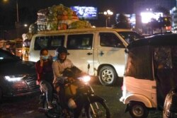 ពលរដ្ឋ​កម្ពុជា​មួយចំនួនបានសម្រុក​ធ្វើដំណើរ​ចាកចេញពី​ទីក្រុង​ភ្នំពេញ​ ទៅកាន់ស្រុកកំណើត​ នៅ​តាម​បណ្តា​ខេត្ត​នានា តាមបណ្តោយផ្លូវ​ជាតិ​លេខ​៦, នៅរាជធានី​ភ្នំពេញ, នៅ​ថ្ងៃទី០៩​ ខែ​មេសា ឆ្នាំ​២០២០។ (ខាន់ សុគុំមនោ/VOA)