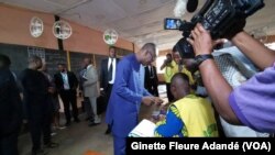 Patrice Talon dans un bureau de vote, à Cotonou, Bénin, le 29 avril 2019. (VOA/Ginette Fleure Adandé)
