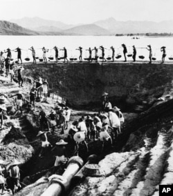 历史照片：河南省卫星人民公社的农民在水库集体劳动。(1959年9月17日)