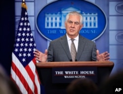 렉스 틸러슨 미 국무장관이 20일 백악관 정례브리핑에서 북한을 테러지원국으로 지정한 배경을 설명하고 있다.