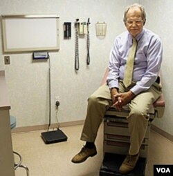 Seorang pasien pria melakukan pemeriksaan kanker prostat di sebuah rumah sakit AS (foto: dok).