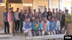 Illegal Ethiopian immigrants who were rounded up by the police, at an immigration office, in the northern district of Karonga, Malawi, Sept. 24, 2014. (Tiwonge Kumwenda/VOA)