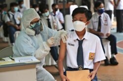 Seorang petugas Vaksinasi COVID-19 dengan vaksin Sinovac untuk anak-anak usia 12-17 tahun di sebuah sekolah di Tangerang, Rabu, 14 Juli 2021.