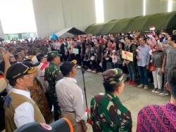 Upacara pemulangan 285 warga yang sudah menjalani karantina di Natuna, Kepri, yang disambut Menko PMK Muhadjir Effendy, Menteri Kesehatan Terawan Agus Putranto & Kepala BNPB Doni Monardo, hari Sabtu (15/2). Courtesy: BPNP.