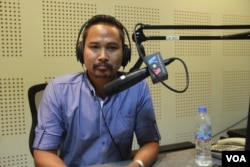 រូបឯកសារ៖ លោក ឌី ថេហូយ៉ា មន្ត្រី​កម្មវិធី​ការពារ​សិទ្ធិ​ពលករ​ចំណាកស្រុក​នៃ​អង្គការ​សម្ព័ន្ធភាព​ការងារ និង​សិទ្ធិមនុស្ស (សង់ត្រាល់) ចូលរួម​ពិភាក្សា​អំពី​«‍ការ​បង្ការ​ពី​ការ​ធ្វើបាប និង​ការ​កេង​ប្រវ័ញ្ច​ពលករ​ខ្មែរ​នៅ​ប្រទេសកាតា» នៅក្នុង​កម្មវិធី Hello VOA​កាលពី​ថ្ងៃទី២៣ ខែមីនា ឆ្នាំ២០១៨។ (លឹម សុធី/VOA)