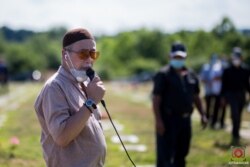 Syarief Rachmat saat mendampingi keluarga dalam pemakaman diaspora Indonesia. (Foto: Rachmat Syarief)